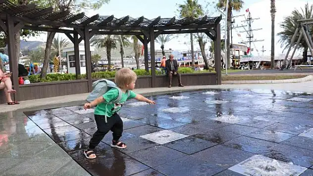 Çocukların yeni eğlencesi kuru fıskiye havuzu oldu