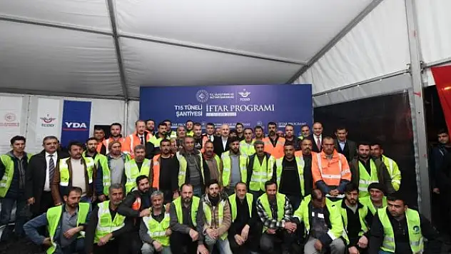 Bakan Karaismailoğlu, YHT tünel şantiyesinde işçilerle iftar yaptı