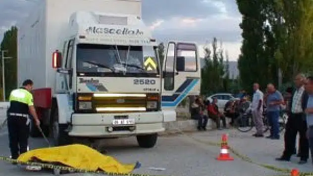 Kamyonun çarptığı bisiklet sürücüsü öldü