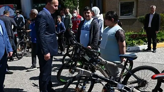 Yetim çocukların bisiklet sevinci