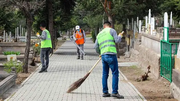Mezarlıklar bayrama hazırlanıyor