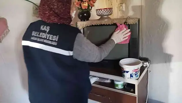 İhtiyaç sahibi kişilerin evleri belediye tarafından temizleniyor