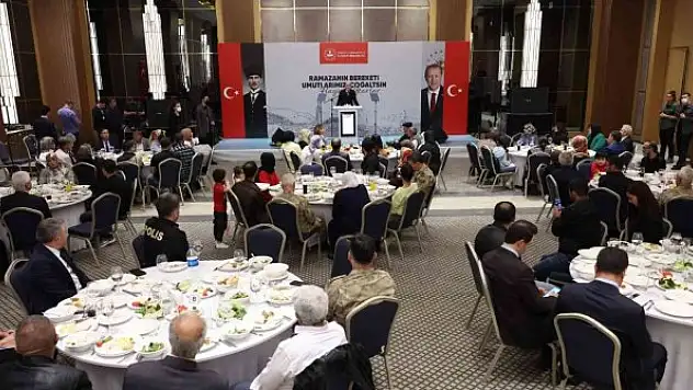 Soylu, Diyarbakır'da evlat nöbetindeki ailelerle iftarda bir araya geldi
