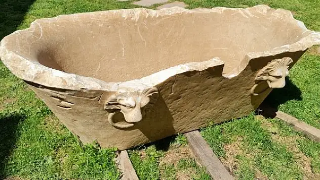 Bir tonluk 1800 yıllık mermer küvet Afrodisias Müzesi'nde sergilenecek