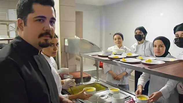Hazırladıkları iftar sofrasıyla davetlilerden tam not aldılar