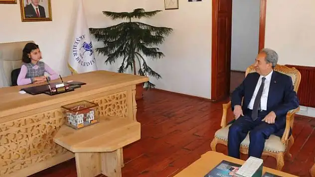 Başkan Akkaya koltuğunu 4. sınıf öğrencisine devretti