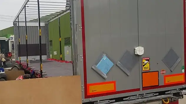 Sakarya'da tır dorsesinin altında kalan kişi öldü