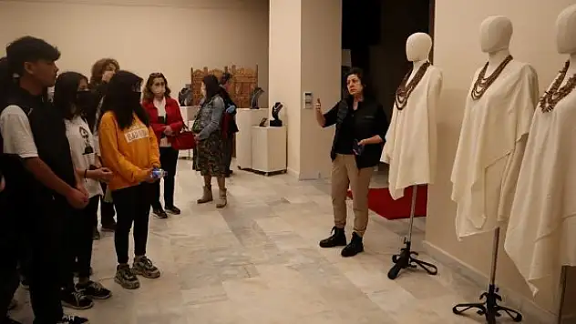 Hurma çekirdekleriyle yapılan takılarla 'Kutsal Meyve' adlı sergi düzenlendi