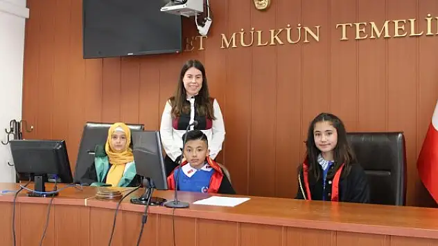 Yunak'ta ilçe protokolü makam koltuklarını çocuklara devretti