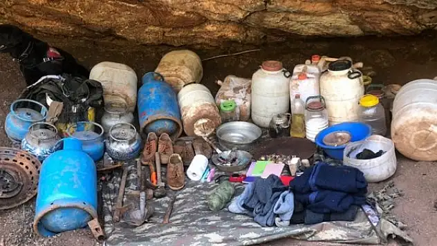 PKK'lı teröristlere ait yaşam malzemeleri ele geçirildi