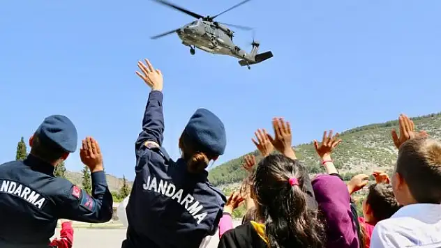 Çocuklar jandarma helikopterine bindi