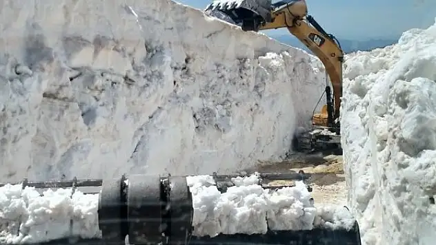 Nisan ayında 8 metre karla mücadele