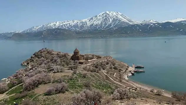 Akdamar Adası'nda ilkbahar güzelliği