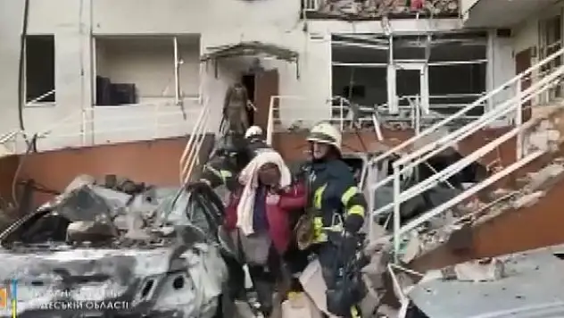 Odessa'da bombardıman sonrası kurtarma çalışmaları