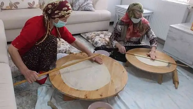 Kadınlar bayram baklavası için imece yaptı