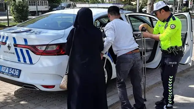 Engelli gencin yardımına trafik polisleri yetişti