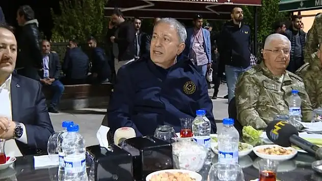 Bakan Akar, sınırın sıfır noktasında Mehmetçikle iftar yaptı