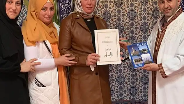 Savaştan kaçan Ukraynalı kadın müslüman olup 'Ayşe' ismini aldı