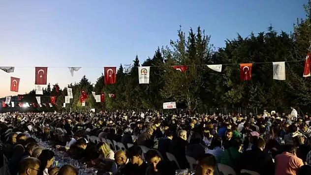 Geleneksel iftar sofrası kurulmaya devam ediyor