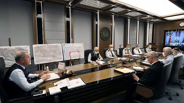 Bakan Akar'dan komutanlarla toplantı