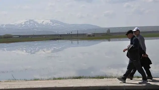 Bulutların suya yansıması görenleri büyüledi