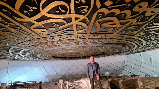 Camilere nakış nakış ayet işliyor