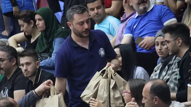 Selçuklu Belediyesi, maça gelenlere iftarlık kumanya dağıttı