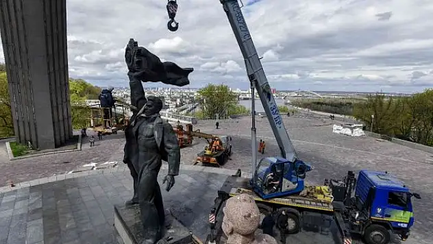 Kiev'de bulunan Rusya-Ukrayna Dostluk Anıtı yıkıldı