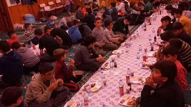 Kuran kursu öğrencilerine medine usulü iftar