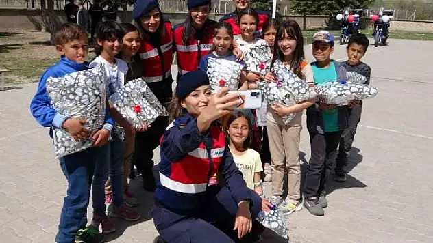 Jandarma ekipleri köyde yaşayan çocuklara bayram sevincini önceden yaşattı