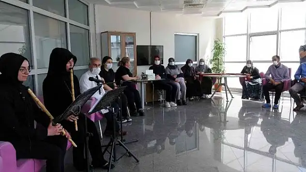 Hastalara ney dinletisi