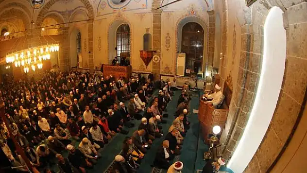 Kadir Gecesi'nde eller dua için semaya kalktı
