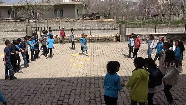 Öğrencilerden maskeye elveda kutlaması