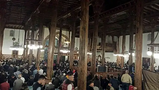 İlçelerde vatandaşlar camilere akın etti