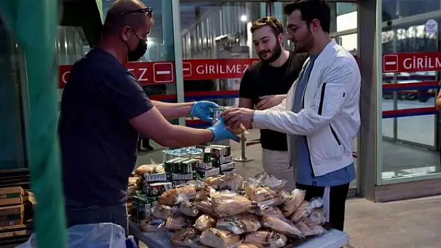 Tren yolcularına kumanya yardımı yapılıyor