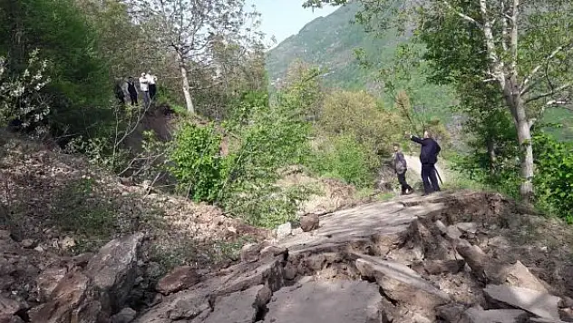 Eriyen kar suları heyelana neden oldu