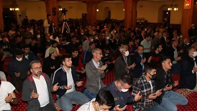 Akşehir'de Kadir Gecesi'nde hatimlerde buluşuldu