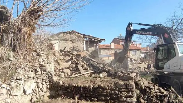 Balıkesir'de bin 150 metruk ev yıkıldı