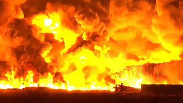 Bakü yakınlarında bir sanayi parkında yangın