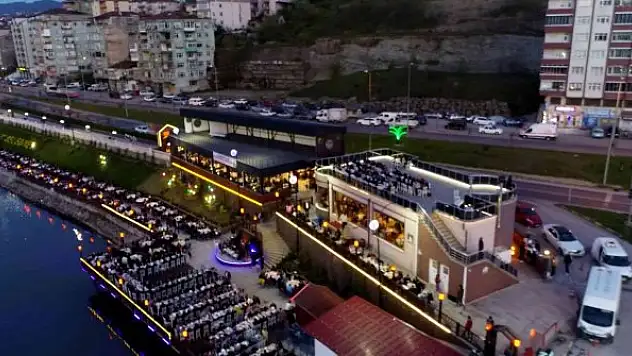 5 bin kişi muhteşem manzara eşliğinde birlikte iftar açtı