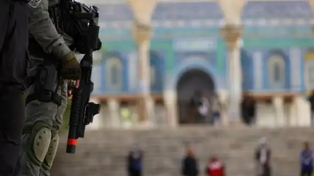 İsrail polisi, Mescid-i Aksa'ya baskın düzenledi