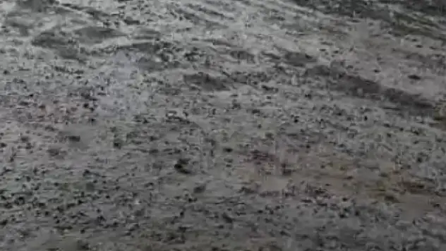 15 dakika yağan dolu ve yağmur sele neden oldu