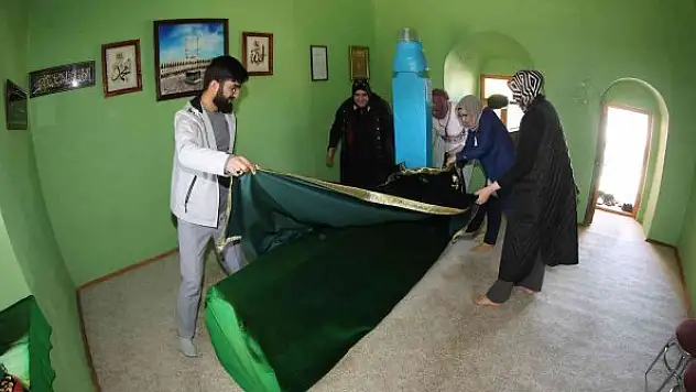 Şeyh Memiş Efendi Türbesi sandukasının yeni örtüsü KOMEK'ten