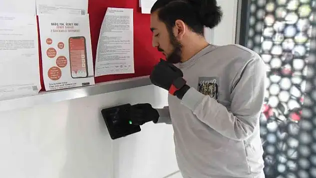 Samet önce kollarına şimdi işine kavuştu