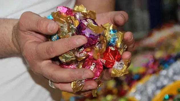 Bayram şekeri ve çikolata satıcısı: 'Şekerlerimizi ve çikolata çeşitlerimizi her sene olduğu gibi büyük bir umutla sergiledik'