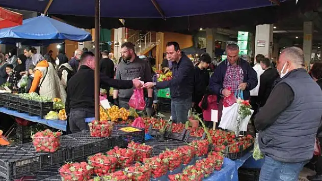Bayram alışverişi pazarda adım atacak yer bırakmadı