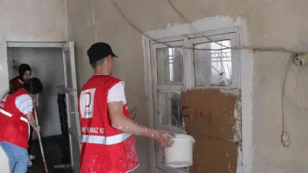 İhtiyaç sahibi ailenin evini onararak bayrama hazırladı