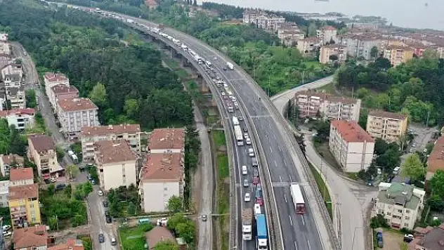 Anadolu Otoyolu'nda kamyonet devrildi: İstanbul yönü ulaşıma kapandı