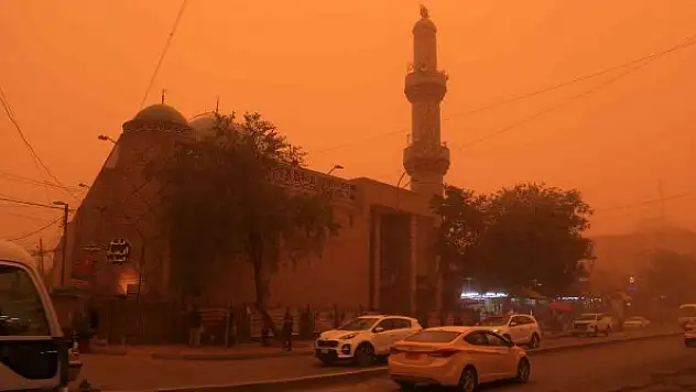 Kum fırtınası nedeniyle 400'den fazla kişi hastaneye kaldırıldı