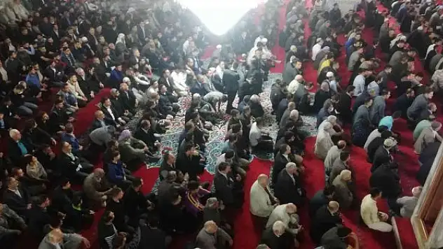 Milli Savunma Bakanı Hulusi Akar bayram namazını Balıklıgöl'de kıldı